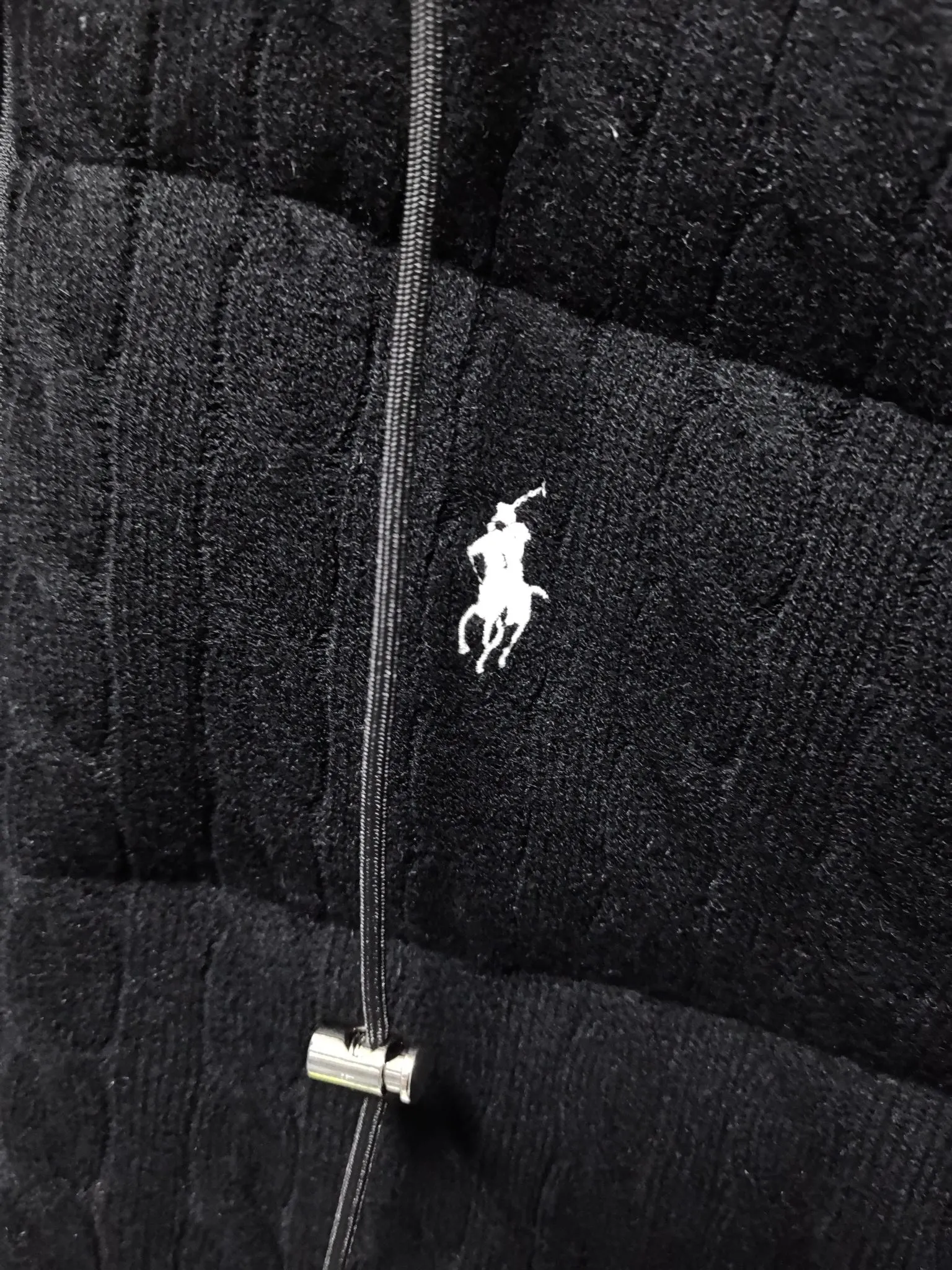 P980 Women's model The warmth of winter is within reach. 🧵 Combining classic cable knitting with warm down, Polo Ralph Lauren’s texture choice. ·: Warm winter colors, the answer to classic and style. ❄️ · Needless to say, the texture speaks for itself. Polo Ralph Lauren cable down jacket defines winter style. Color Black Khaki Size s m L xL